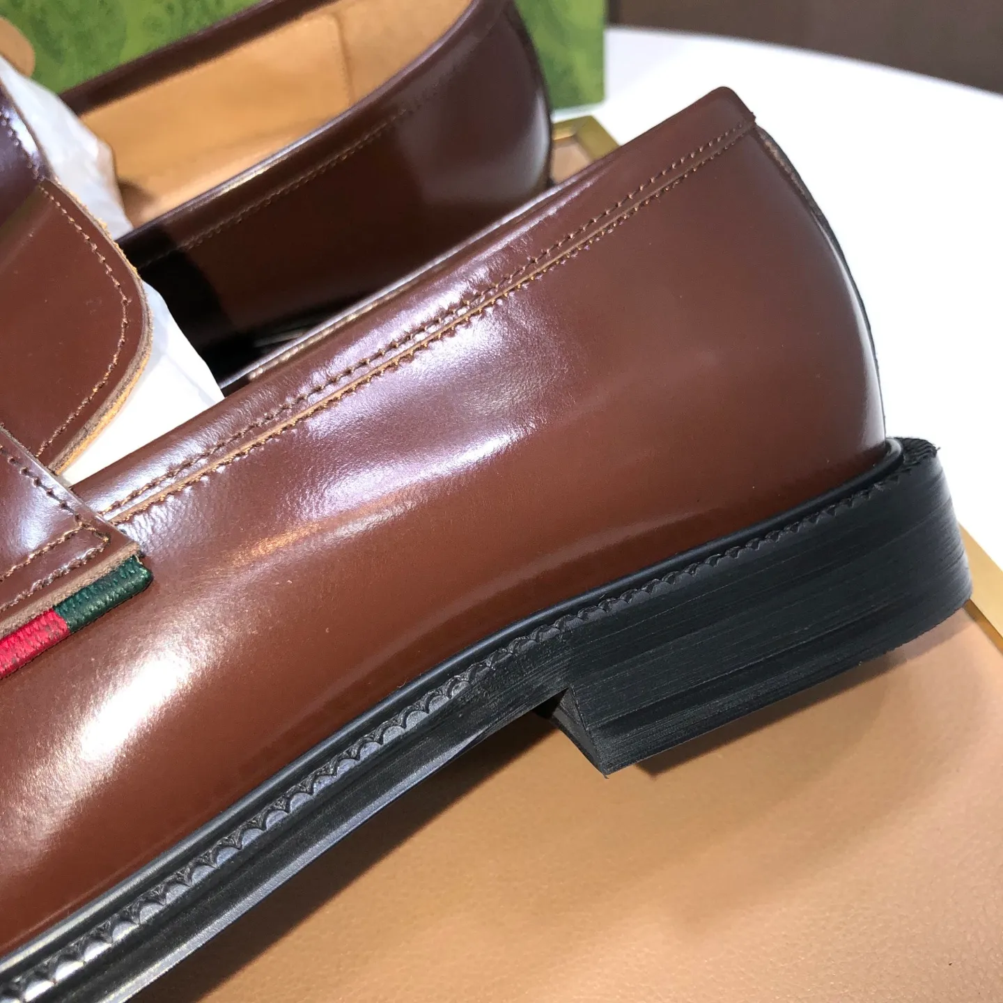 Factory batch 500💰Italy’s top luxury men’s shoe giant (GUCCI) (Gucci) (full cowhide lining) new arrival🍃Original European style🔰 Pleasant to the eye😍In order to make the shoes more durable and non-deformable🌀The production continues to follow traditional methods but there is still no lack of innovation💪The original sheepskin is selected for the leather♻️Smooth, natural and extra bright⭐Made of imported cowhide The rich man’s first choice 38-45 (45 customized)